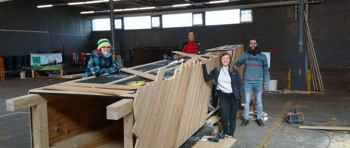 Das Team von CSD Mannheim baut einen Fledermausturm Das Team von CSD Mannheim baut einen Fledermausturm